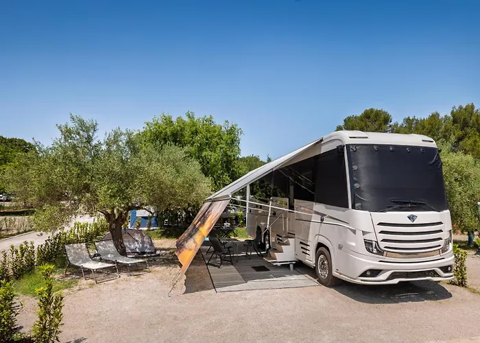 Maistra Koversada Covered Pitches 브르사르