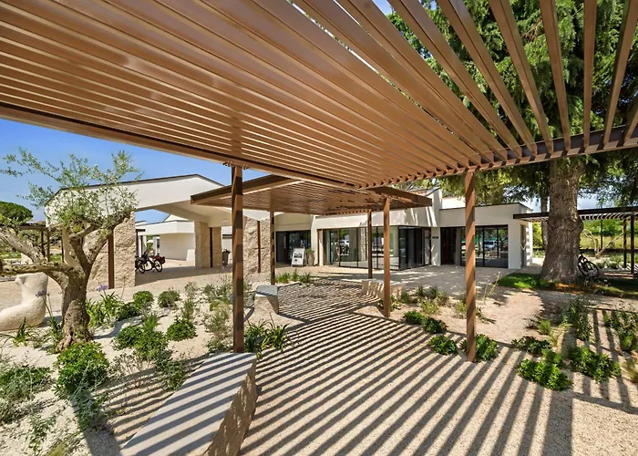 Maistra Koversada Covered Pitches 브르사르