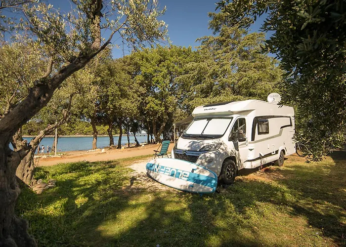 Maistra Koversada Covered Pitches 브르사르